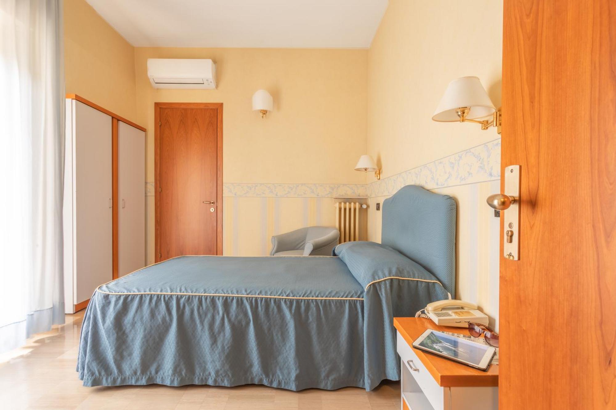Hotel Touring Falconara Marittima Exterior photo